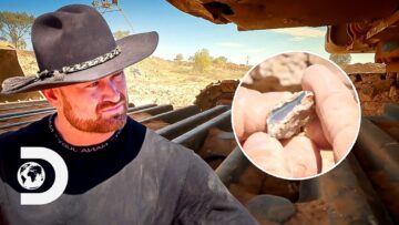 Opal Miners Strike Incredible Colour In Virgin Ground | Outback Opal Hunters